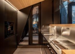 Polar Life Haus, moderne Küche in dunklen Farbtönen in einem Hybridhau﻿s