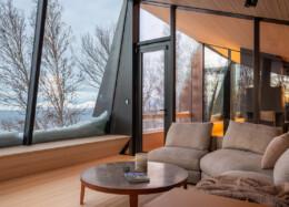 Aurora Lodge 2, Wohnbereich mit großen Panoramafenstern