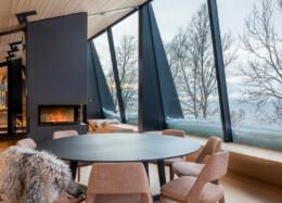 Aurora Lodge 2 in Hybridbauweise mit großen Panoramafenstern und Kaminfeuer