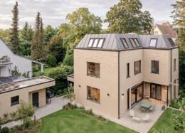 Ein modernes Massivholzhaus passt auch hervorragend in eine urbane Umgebung