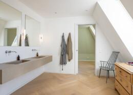 Badezimmer des modernen Massivholzhauses