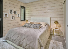 Modernes Massivholzhaus in Finnland – Schlafzimmer
