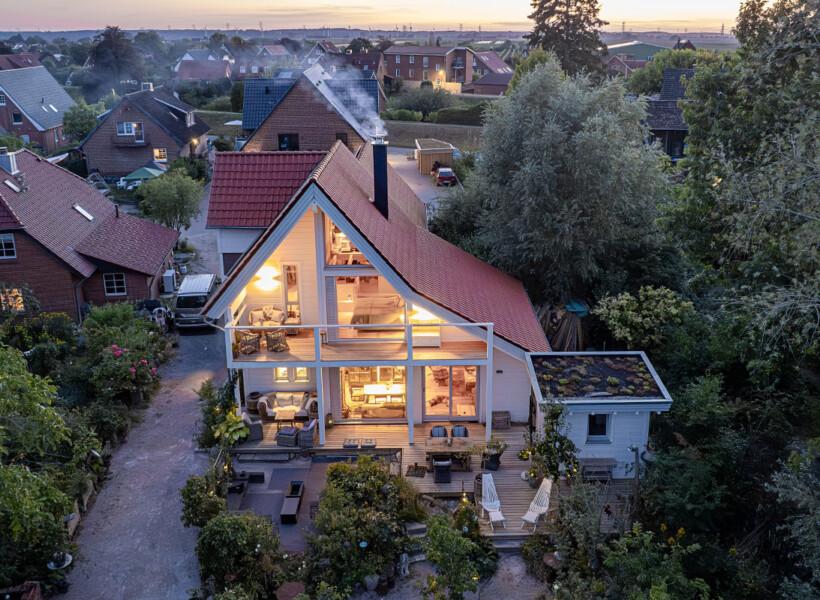 Blockhaus in Deutschland in abendlicher Beleuchtung