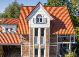 Kombination aus Holz und Ziegeln an der Fassade