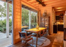 Warmer und einladender Essbereich in einem Blockhaus