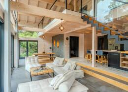 stilvolles Wohnzimmer eines modernen Holzhauses