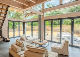 Wohnzimmer eines modernen Holzhauses
