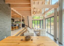 Wohnzimmer und Küche eines modernen Holzhauses