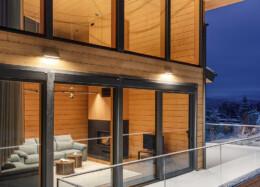 Verschneite Terrasse eines Blockhauses