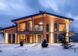 Winterliche Ansicht eines Blockhauses