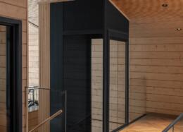 Aufzugsschacht in einem Blockhaus