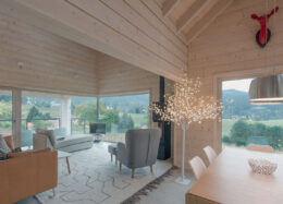 Modernes Blockhaus in der Schweiz - Wohnzimmer und Esszimmer