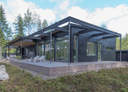 Modernes Blockhaus in Finnland