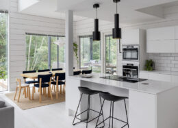 Villa White – Massivholzhaus in Finnland – Weiße Küche