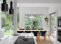 Villa White – Massivholzhaus in Finnland – Essbereich und Küche