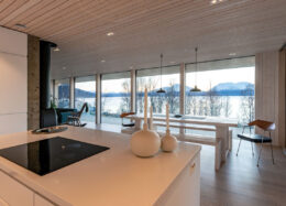 Modernes Holzhaus in Norwegen - Essbereich und Küche