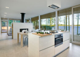 Plus Villa - Massivholzhaus in Finnland – Essbereich und Küche