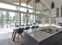 Modernes Holzhaus Polar, Küche und Essbereich
