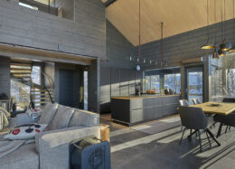 Modernes Massivholzhaus Polar, Wohnzimmer, Küche und Essbereich