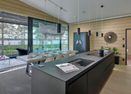 Modernes Massivholzhaus Riihi, Essbereich und Küche