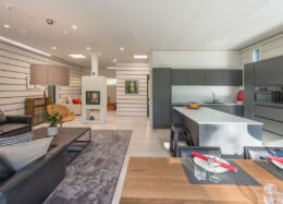 Modernes Massivholzhaus Villa Black, Küche und Wohnzimmer