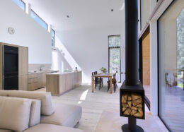 Modernes Holzhaus Villa Hopeapuu, Küche und Essbereich